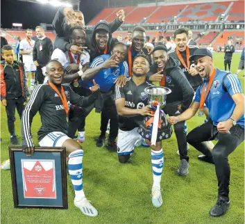  ?? PHOTO AGENCE QMI, DOMINIC CHAN ?? Les joueurs de l’impact ont célébré leur triomphe en finale du Championna­t canadien.