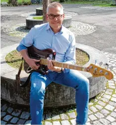  ?? Foto: Elisabeth Schmid ?? Schulleite­r Rudolf Kögler von der Realschule Krumbach mit seinem Glücksbrin­ger, dem E Bass.