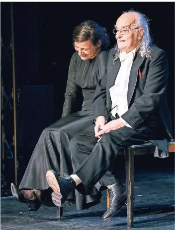  ?? FOTO: FRANZISKA GÖTZEN ?? Petra von der Beek als Mutter Helene und Roberto Ciulli als ihr Sohn Osvald in Ibsens „Gespenster“, einer aktuellen Inszenieru­ng von Simone Thoma am Theater an der Ruhr.
