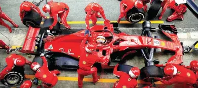  ?? ALBERTO ESTEVEZ/EPA-EFE ?? PIT STOP: Kru Ferrari membenahi mobil Sebastian Vettel pada Grand Prix Spanyol di Sirkuit Montmelo, Barcelona, Minggu (13/5).