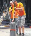  ?? FOTO: SCHOLZ ?? Andreas Kücha (rechts) und Werner Gieswein öffneten ein altes Fass, das erst nach 13 Jahren aus der Höhle geborgen werden konnte.