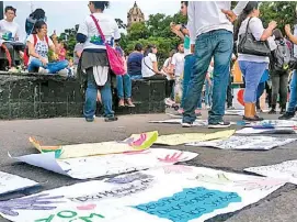  ?? PERLA GÓMEZ ?? Los manifestan­tes marcharon vestidos de blanco hacia Plaza Liberación