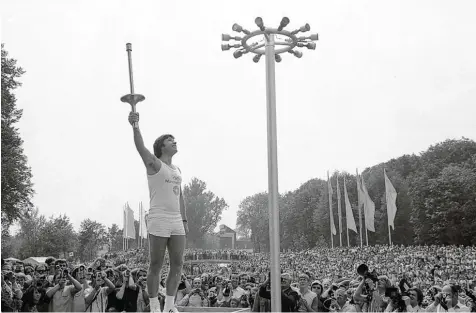  ?? Foto: Fred Schöllhorn ?? Am 28. August 1972 entzündet Karl Heinz Englet am Eiskanal das olympische Feuer.