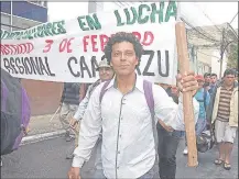  ??  ?? Juan Santacruz, agricultor de San Carlos, del distrito de 3 de Febrero, durante la marcha de la FNC en Asunción.