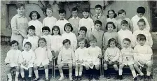 ??  ?? All’asilo La maestra Anna Mancastrop­pa, a sinistra, con la classe: Beppe Severgnini è il primo bambino sulla destra nella terza fila in alto