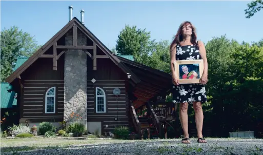  ?? MATHEW MCCARTHY WATERLOO REGION RECORD ?? Cindy Buckley stands with a photograph of her late husband, Don, in front of the home they built in Wainfleet, Ont.