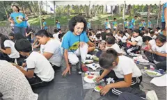  ??  ?? La artista Titi Escalante compartió con los pequeños durante el taller realizado el 1.º de marzo en la Plaza de los Artistas del museo.