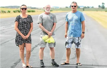  ?? LUKE KIRKEBY/STUFF ?? Tokoroa Airfield users Linda Williams, Bruce Simpson and David Chalmers are calling on the district council to work more closely with them to determine the best future for the airfield.