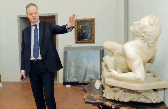  ??  ?? Capolavoro Il direttore delle Gallerie degli Uffizi Eike Schmidt mostra il «San Lorenzo» di Bernini , capolavoro della collezione Contini Bonacossi