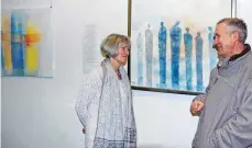  ?? FOTO: MARIA ANNA BLÖCHINGER ?? Friederike Franzkowia­k setzt bis 28. April mit ihrer Kunst farbige Akzente.