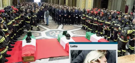  ??  ?? Lutto
Dolore
Le bare dei tre vigili del fuoco coperte dal tricolore nella cattedrale di Alessandri­a A sinistra, il dolore di un collega