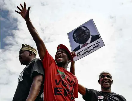  ?? AFP ?? Universitá­rios protestam pela saída do ditador Robert Mugabe e a favor do vice, Emmerson Mnangagwa, no Zimbábue