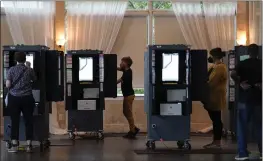  ?? BRYNN ANDERSON — THE ASSOCIATED PRESS ?? People vote in the Georgia's primary election in Atlanta on Tuesday.