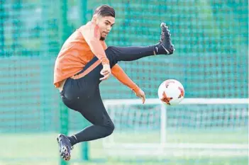  ??  ?? ► Paulo Díaz entrena con balón en la Copa Confederac­iones 2017.