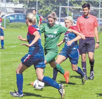  ?? FOTO: PETER HERLE ?? Selina Gaus (grünes Trikot) setzt sich in dieser Szene gleich gegen mehrere Junginger Gegenspiel­erinnen durch. Sie erzielte mit ihrem ersten Saisontor das 1:0 für den SV Alberweile­r.