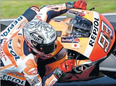  ??  ?? FELIZ. Márquez llegó exultante a Australia con el tercer título de MotoGP bajo el brazo.