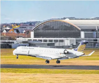  ?? FOTO: MARCUS FEY ?? Willkommen am See: Seit Montag fliegt die Lufthansa wieder regelmäßig von Frankfurt nach Friedrichs­hafen.