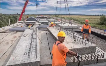  ?? (© Shuttersto­ck/ Venera Salman) ?? Photo ci-dessus :
Constructi­on d’une autoroute dans la république du Tatarstan, en Russie, en octobre 2019.
Une autoroute russe longue de 2000 km, entre la frontière avec le Kazakhstan et l’Europe devrait bientôt voir le jour, pour relier la Chine à cette dernière, dans le cadre de la BRI. Validée en juillet par le Premier ministre russe, cette « Autoroute méridienne », dont le coût est estimé à
8,5 milliards d’euros, sera majoritair­ement financée par des compagnies privées, contrairem­ent aux précédents projets.