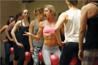  ?? SETH WENIG — ASSOCIATED PRESS ?? Women participat­e in a fitness class lead by Kira Stokes, center, at NYSC Lab in New York, Thursday, May 11.