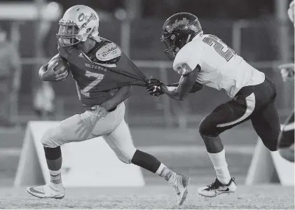  ?? STAFF PHOTO BY DOUG STRICKLAND ?? Ooltewah quarterbac­k Kyrell Sanford tries to escape the grasp of Maryville linebacker Tommy Smith during Thursday night’s Region 2-6A matchup at Ooltewah. Maryville won 56-34 in a game that included 448 yards of offense in the first quarter alone.