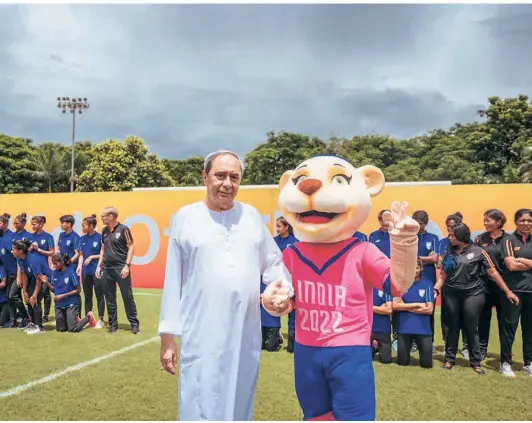  ?? PTI ?? All geared up:
Odisha Chief Minister Naveen Patnaik with 'Ibha', mascot of the FIFA U-17 Women’s World Cup 2022.