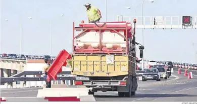  ?? JESÚS MARÍN ?? Obras de mantenimie­nto en el Puente Carranza.