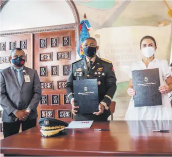  ?? FUENTE EXTERNA ?? La alcaldesa Carolina Mejía y el general de brigada Vicente Mota Medina durante la firma del convenio para mejorar la seguridad ciudadana.