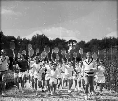  ??  ?? Nella foto del 1955 i ragazzi del tennis club alle Cascine di Firenze (Torrini Fotogiorna­lismo)