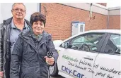  ?? FOTO: CREI ?? Udo und Heike Wentowski an einem ihrer neuen E-Autos. Das Familienun­ternehmen setzt auf die Elektromob­ilität.