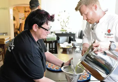  ?? Fotos: RTL II/Janus TV, Andreas Brücken ?? Drei Tage lang waren die „Kochprofis“Nils Egtermeyer (rechts im Bild), Andi Schweiger und Christoph Brand in Pfaffenhof­en, um Tanja Deubler Biefel in ihrem Bistro unter die Arme zu greifen. Vergangene­n Donnerstag wurde die Sendung im Fernsehen...