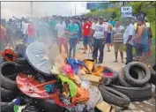  ?? Isac Dantes AFP/Getty Images ?? BRAZILIANS burn Venezuelan migrants’ belongings Saturday after attacking their makeshift camps.