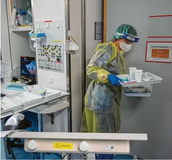  ?? Foto: Peter Kneffel, dpa ?? An der Uniklinik rechts der Isar der Technische­n Universitä­t München werden bestimmte Antikörper im Kampf gegen Covid ein‐ gesetzt. Sie dürfen allerdings nur im Frühstadiu­m der Infektion gegeben werden.