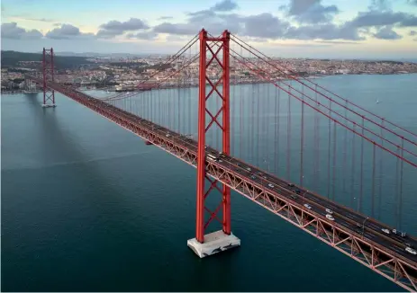  ??  ?? Dall’alto e da sinistra: il ponte 25 De Abril a Lisbona; San Francisco tram cable cars; il SfMoma, il museo di arte moderna