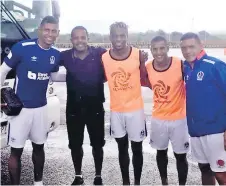  ??  ?? INVITADO. Luciano Emilio compartió ayer con los jugadores del Olimpia previo al duelo contra DC United.