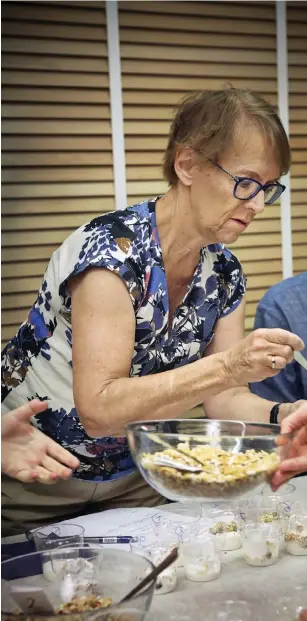  ??  ?? HITTADE SIN FAVORIT. Christina Ekman (vänstra bilden) ansåg att det går att ha basvaror hemma till müslin och toppa med godsaker, men hittade ändå en favorit bland tio testade glutenfria paket.