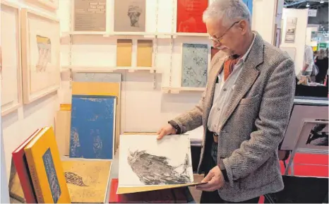  ?? FOTO: GABRIELE LOGES ?? Bildnerisc­he Kunst trifft Literatur: Eckhard Froeschlin zeigt seine Bücher auf der Buchmesse in Leipzig.