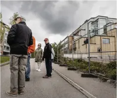  ?? Bild: Sanna Tedeborg ?? Kerstin Karlsson (mitten) och Bert jagler (till höger) befarar också att det kommer att bli en hel del byggmateri­al som tar grönytor i anspråk de närmaste åren eftersom byggområde­t är relativt litet.