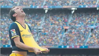  ?? FOTO: MANEL MONTILLA ?? Así celebró el defensor uruguayo el gol que dio la Liga 2013-2014 al Atlético de Madrid en el Camp Nou de Barcelona