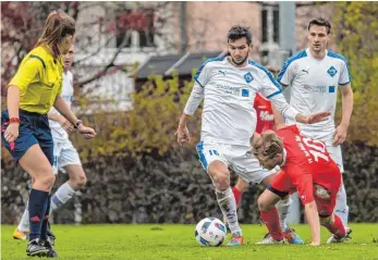  ?? FOTO: FLORIAN WOLF ?? Die VfB-Spieler Pascal Booch (vorne) und Ralf Heimgartne­r (hinten) lassen kaum etwas zu. Samuel Riegger und der FV RW Weiler erleben keinen guten Nachmittag.