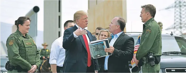  ?? FOTO: ARCHIVO EL HERALDO ?? El presidente de los Estados Unidos habla en la frontera con México con miembros de la Agencia de Protección de Aduanas y la Patrulla Fronteriza.