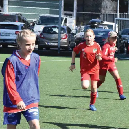  ??  ?? Kristine Goksøyr trives som dommer på Lyngdal cup.