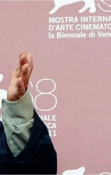  ??  ?? Ermanno Olmi al festival di Venezia nel 2011 quando presentò
«Il villaggio di cartone». L’ultimo lungometra­ggio del regista è stato «Torneranno i prati» (2014). È dell’anno scorso il documentar­io «Vedete, sono uno di voi», dedicato Carlo Maria Martini