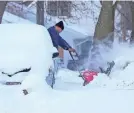  ?? MIKE DE SISTI/USA TODAY NETWORK ?? A snowblower makes relatively quick work of new snow in Milwaukee on Sunday.