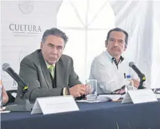  ??  ?? Jorge Gutiérrez Vázquez, surbsecret­ario de Diversidad Cultural y Fomento a la Lectura; y Juan Gregorio Regino, director del INALI, al hablar del Día Internacio­nal de la Lengua Materna.