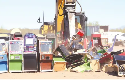  ?? ?? l Fueron 160 las máquinas tragamoned­as destruidas por la FGR delegación Sonora.