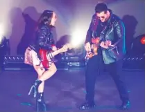  ?? ?? El trío arrancó el concierto con “De Pies a Cabeza” y “Lo Peor Que Me Ha Pasado” como carta de presentaci­ón.