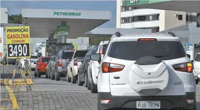  ??  ?? No Posto Escola da BR Distribuid­ora, os motoristas fazem fila para garantir gasolina ainda sem reajuste