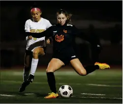  ?? NHAT V. MEYER — STAFF ARCHIVES ?? Los Gatos midfielder Caitlyn Simons (10), shown here in a file photo during a game against Wilcox, leads the Wildcats with three goals during the early stages of this season.