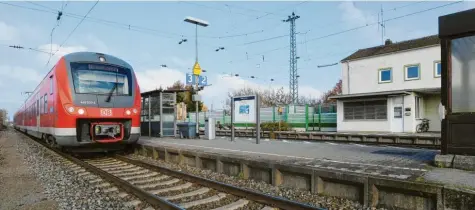  ?? Foto: Marcus Merk ?? Am Bahnhof in Meitingen soll eine Unterführu­ng für Fußgänger und Radfahrer gebaut werden. Während dieser Arbeiten darf kein Zug auf der Strecke fahren. Eine solche Sperrpause wird aber nicht so leicht genehmigt.