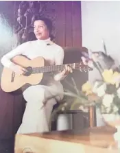  ?? WILLIAM SOSKIN ?? As a suburban homemaker, Betty Reid Soskin taught herself guitar and started writing songs. She’s seen here playing at home in 1972.